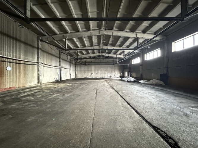 Sludinājumi. Kravu ostas terminālis \'Port Magnat\' piedāvā nomāt noliktavu telpas.  Noliktava BEZ apkures. Cena: 3440 EUR/mēn Foto #1