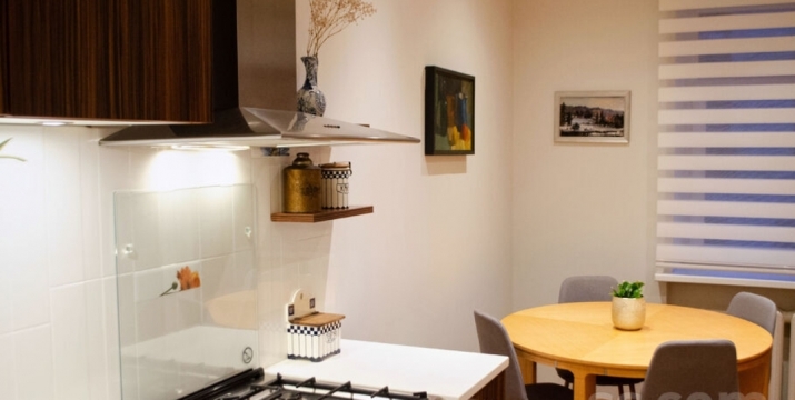 Sludinājumi. Skaists un plašs 3 istabu dzīvoklis klusajā Rīgas centrā.  Gaišs mēbelēts dzīvoklis aprīkots ar Cena: 900 EUR/mēn Foto #3