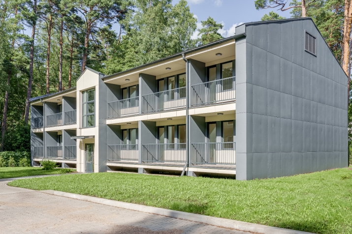 Sludinājumi. Piedāvājumā mūsdienīgs 2 istabu dzīvoklis ar pilnu apdari renovētā projektā Priežu Nami, Kr. Cena: 91800 EUR Foto #1