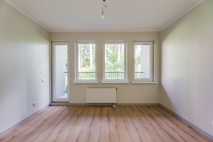 Sludinājumi. Piedāvājumā mūsdienīgs 2 istabu dzīvoklis ar pilnu apdari renovētā projektā Priežu Nami, Kr. Cena: 91800 EUR Foto #2