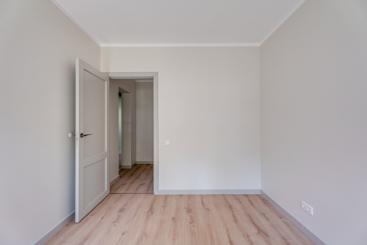 Sludinājumi. Piedāvājumā mūsdienīgs 2 istabu dzīvoklis ar pilnu apdari renovētā projektā Priežu Nami, Kr. Cena: 91800 EUR Foto #3