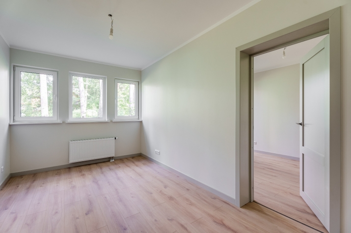 Sludinājumi. Piedāvājumā mūsdienīgs 2 istabu dzīvoklis ar pilnu apdari renovētā projektā Priežu Nami, Kr. Cena: 91800 EUR Foto #4