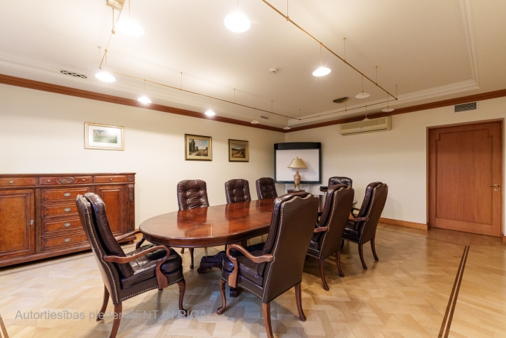 Sludinājumi. Tiek iznomātas elegantas un reprezentablas biroja telpas ar kamīnu(!), kas veidotas īpaši Cena: 1716 EUR/mēn Foto #5