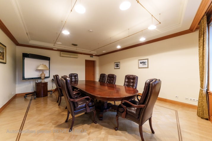 Sludinājumi. Tiek iznomātas elegantas un reprezentablas biroja telpas ar kamīnu(!), kas veidotas īpaši Cena: 1716 EUR/mēn Foto #7