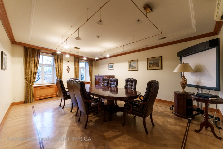 Sludinājumi. Tiek iznomātas elegantas un reprezentablas biroja telpas ar kamīnu(!), kas veidotas īpaši Cena: 1716 EUR/mēn Foto #6