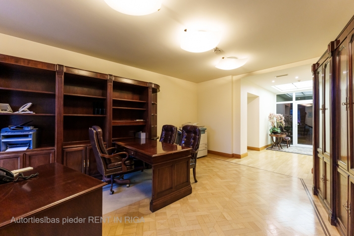 Sludinājumi. Tiek iznomātas elegantas un reprezentablas biroja telpas ar kamīnu(!), kas veidotas īpaši Cena: 1716 EUR/mēn Foto #9