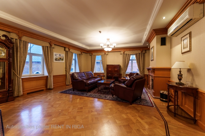 Sludinājumi. Tiek iznomātas elegantas un reprezentablas biroja telpas ar kamīnu(!), kas veidotas īpaši Cena: 1716 EUR/mēn Foto #4