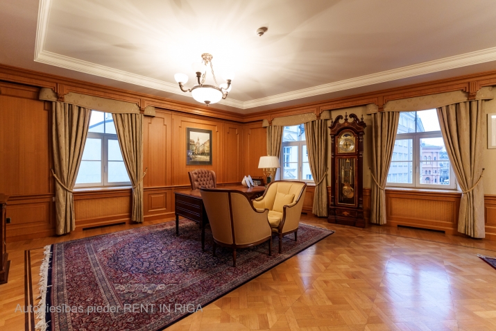 Sludinājumi. Tiek iznomātas elegantas un reprezentablas biroja telpas ar kamīnu(!), kas veidotas īpaši Cena: 1716 EUR/mēn Foto #1