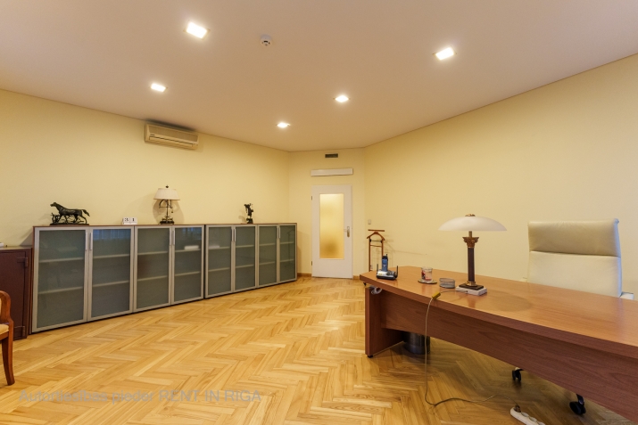 Sludinājumi. Tiek iznomātas elegantas un reprezentablas biroja telpas ārkārtīgi skaistā, vēsturiskā ēkā, gandrīz Cena: 1716 EUR/mēn Foto #5