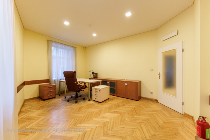 Sludinājumi. Tiek iznomātas elegantas un reprezentablas biroja telpas ārkārtīgi skaistā, vēsturiskā ēkā, gandrīz Cena: 1716 EUR/mēn Foto #7