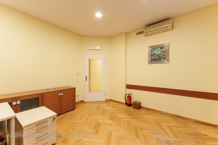 Sludinājumi. Tiek iznomātas elegantas un reprezentablas biroja telpas ārkārtīgi skaistā, vēsturiskā ēkā, gandrīz Cena: 1716 EUR/mēn Foto #8