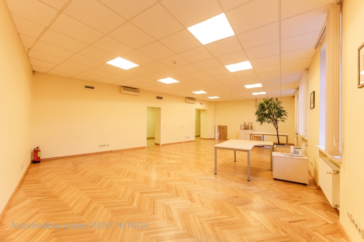 Sludinājumi. Tiek iznomātas elegantas un reprezentablas biroja telpas ārkārtīgi skaistā, vēsturiskā ēkā, gandrīz Cena: 1716 EUR/mēn Foto #1