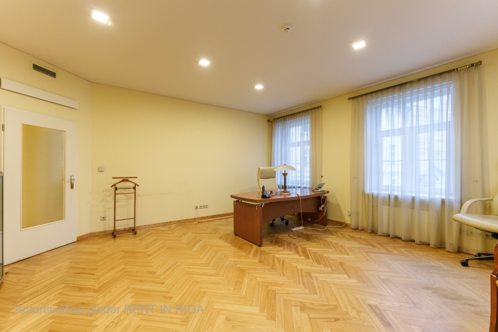 Sludinājumi. Tiek iznomātas elegantas un reprezentablas biroja telpas ārkārtīgi skaistā, vēsturiskā ēkā, gandrīz Cena: 1716 EUR/mēn Foto #6