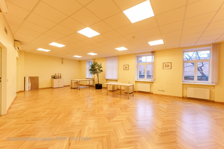 Sludinājumi. Tiek iznomātas elegantas un reprezentablas biroja telpas ārkārtīgi skaistā, vēsturiskā ēkā, gandrīz Cena: 1716 EUR/mēn Foto #3