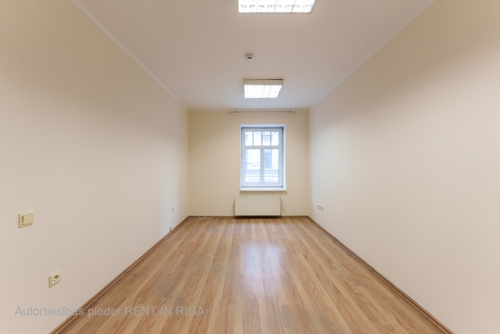 Sludinājumi. Piedāvājumā telpas Kr.Barona un Tallinas ielas krustojumā.  + Lieliska lokācija pilsētas centra; + Cena: 261 EUR/mēn Foto #2