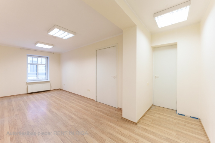 Sludinājumi. Piedāvājumā telpas Kr.Barona un Tallinas ielas krustojumā.  + Lieliska lokācija pilsētas centra; + Cena: 261 EUR/mēn Foto #1