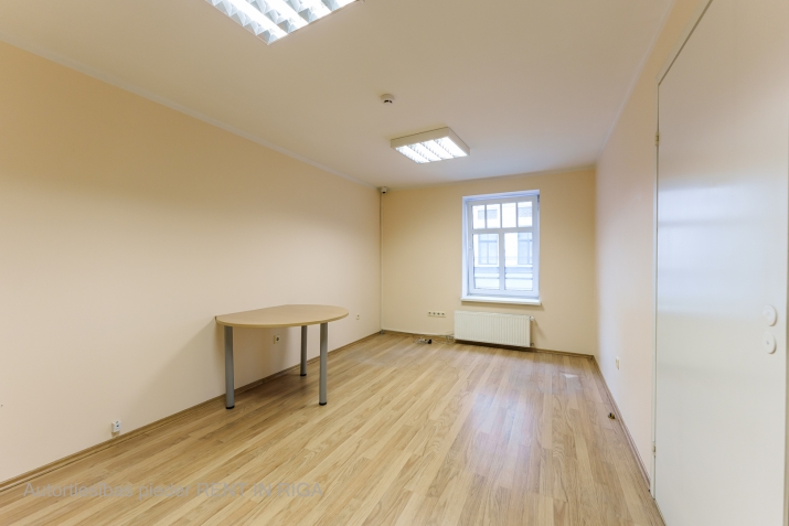 Sludinājumi. Piedāvājumā telpas Kr.Barona un Tallinas ielas krustojumā.  + Lieliska lokācija pilsētas centra; + Cena: 116 EUR/mēn Foto #2