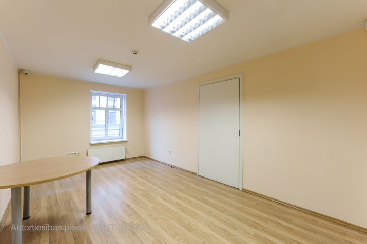 Sludinājumi. Piedāvājumā telpas Kr.Barona un Tallinas ielas krustojumā.  + Lieliska lokācija pilsētas centra; + Cena: 116 EUR/mēn Foto #1