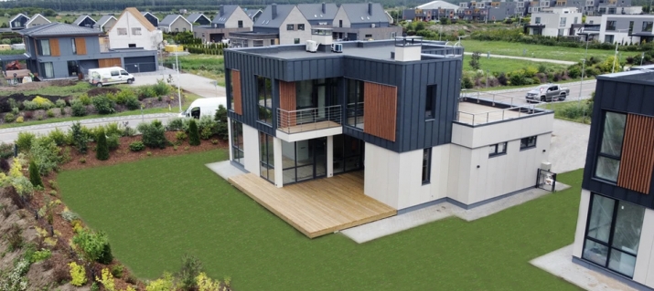 Объявление. В поселке Saliena современная 2-х этажная вилла с полной качественной отделкой и оборудованием.  Цена: 670000 EUR Foto #1