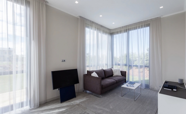 Объявление. В поселке Saliena современная 2-х этажная вилла с полной качественной отделкой и оборудованием.  Цена: 670000 EUR Foto #8