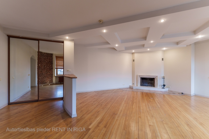 Sludinājumi. Dzīvoklis Vecrīgā ar skatu uz Doma laukumu.  Gaišs studio tipa dzīvoklis, kas sastāv no Cena: 201000 EUR Foto #2