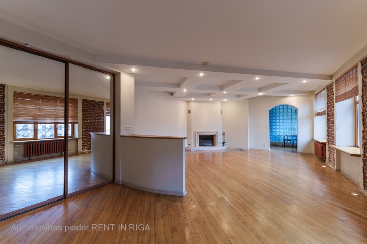 Sludinājumi. Dzīvoklis Vecrīgā ar skatu uz Doma laukumu.  Gaišs studio tipa dzīvoklis, kas sastāv no Cena: 201000 EUR Foto #1