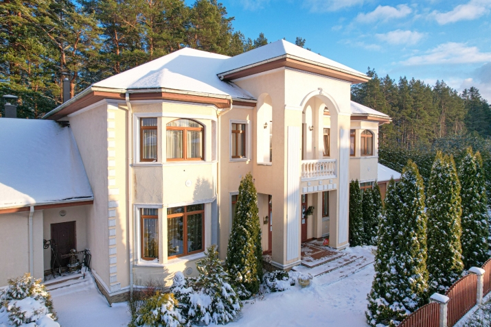 Sludinājumi. Tiek pārdota plaša un labiekārtota māja Dreiliņos.   - 7 izolētas istabas - piecas no guļamistabām Cena: 420000 EUR Foto #1