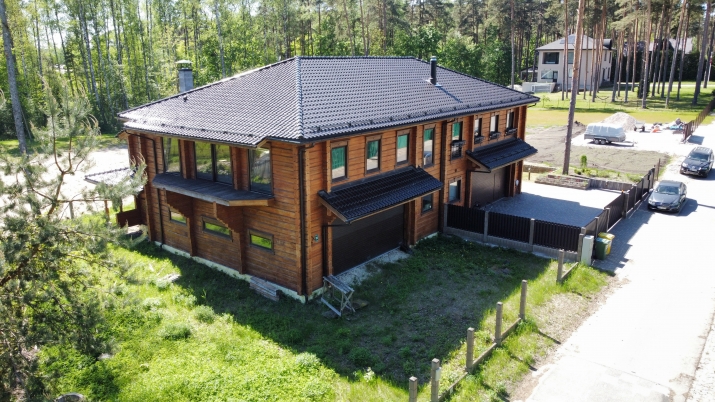 Sludinājumi. Nestandarta māja pie Baltezera.  Puse no dvīņu mājas. Guļbūve. Ēkas 1.stāvs būvēts kā garāža - tā Cena: 250000 EUR Foto #1