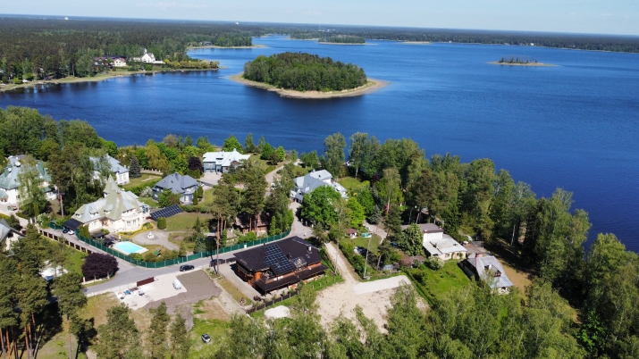 Sludinājumi. Nestandarta māja pie Baltezera.  Puse no dvīņu mājas. Guļbūve. Ēkas 1.stāvs būvēts kā garāža - tā Cena: 250000 EUR Foto #4