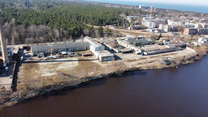 Sludinājumi. Tiek iznomāts ekskluzīvs zemes gabalu ar tiešu piekļuvi upes krastam, vairāk nekā 300m krasta Cena: 2000 EUR/mēn Foto #3