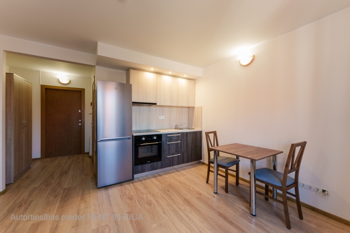 Sludinājumi. Īrei pieejams studio tipa dzīvoklis jaunajā projektā.    Dzīvoklis ir aprīkots ar visu Cena: 330 EUR/mēn Foto #3