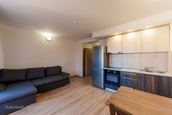 Sludinājumi. Īrei pieejams studio tipa dzīvoklis jaunajā projektā.    Dzīvoklis ir aprīkots ar visu Cena: 330 EUR/mēn Foto #2