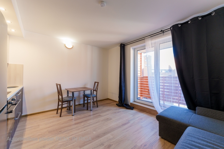 Sludinājumi. Īrei pieejams studio tipa dzīvoklis jaunajā projektā.    Dzīvoklis ir aprīkots ar visu Cena: 330 EUR/mēn Foto #4