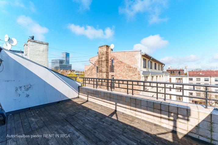 Sludinājumi. 2-stāvu dzīvoklis ar terasi Kr.Valdemāra un Zaubes ielas stūrī.   5./6. stāvs. 2 sanitārie mezgli, Cena: 225000 EUR Foto #1