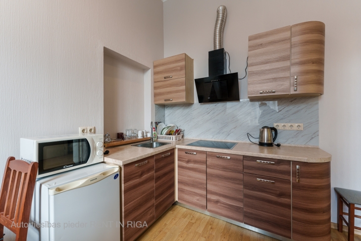 Sludinājumi. Pārdod gaišu studio tipa dzīvokli pašā Rīgas centrā.  Dzīvoklim ir ērts plānojums ar koridoru, Cena: 100000 EUR Foto #7