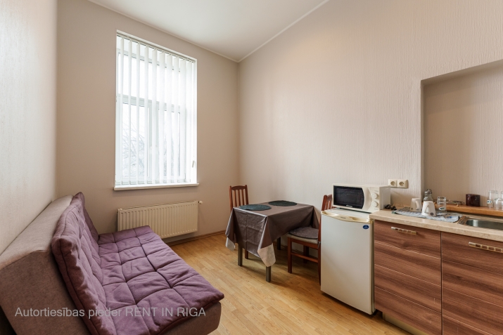 Sludinājumi. Pārdod gaišu studio tipa dzīvokli pašā Rīgas centrā.  Dzīvoklim ir ērts plānojums ar koridoru, Cena: 100000 EUR Foto #3