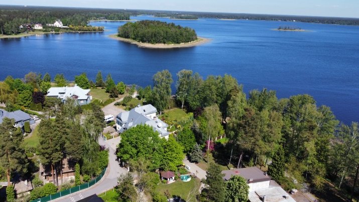 Sludinājumi. Privātmāja un pirts Baltezera krastā ar jahtas piestātni.  Ēka būvēta kā dvīņu māja. Tajā ir 5 Cena: 600000 EUR Foto #4