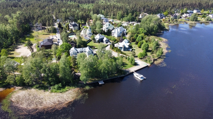 Sludinājumi. Privātmāja un pirts Baltezera krastā ar jahtas piestātni.  Ēka būvēta kā dvīņu māja. Tajā ir 5 Cena: 600000 EUR Foto #5