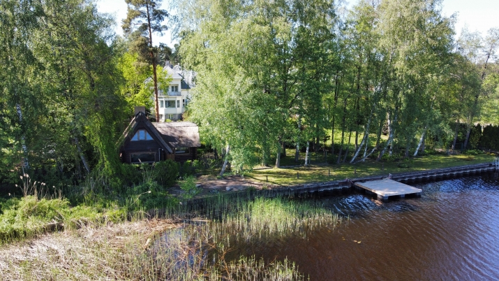 Sludinājumi. Privātmāja un pirts Baltezera krastā ar jahtas piestātni.  Ēka būvēta kā dvīņu māja. Tajā ir 5 Cena: 600000 EUR Foto #6