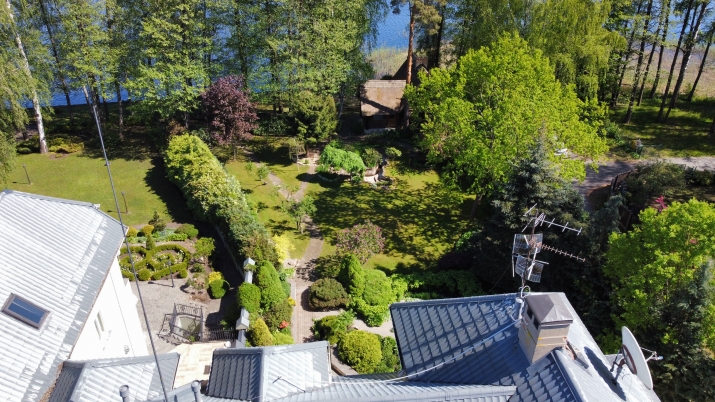 Sludinājumi. Privātmāja un pirts Baltezera krastā ar jahtas piestātni.  Ēka būvēta kā dvīņu māja. Tajā ir 5 Cena: 600000 EUR Foto #9