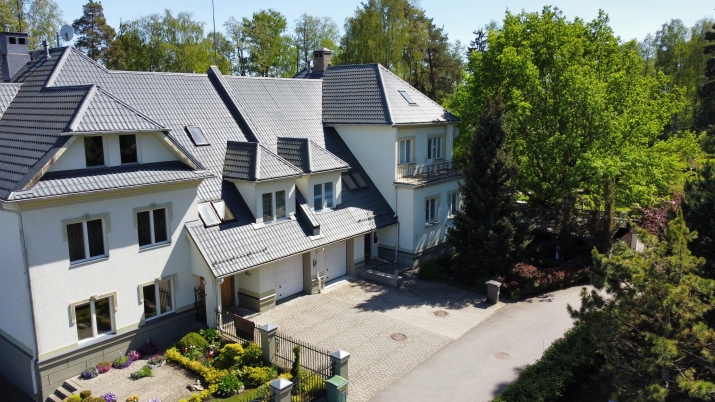 Sludinājumi. Privātmāja un pirts Baltezera krastā ar jahtas piestātni.  Ēka būvēta kā dvīņu māja. Tajā ir 5 Cena: 600000 EUR Foto #2