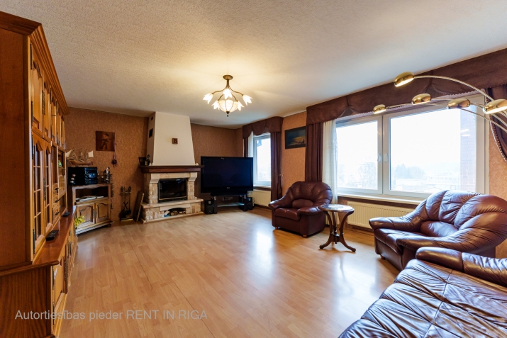 Sludinājumi. 2 stāvu dzīvoklis specprojekta ēkā pie Piņķu ūdenskrātuves.  1.stāvā plaša halle, 2 istabas, Cena: 170000 EUR Foto #2