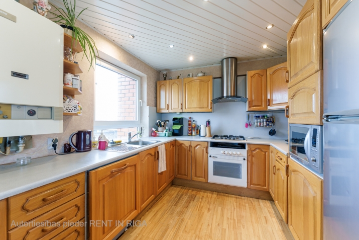 Sludinājumi. 2 stāvu dzīvoklis specprojekta ēkā pie Piņķu ūdenskrātuves.  1.stāvā plaša halle, 2 istabas, Cena: 170000 EUR Foto #6