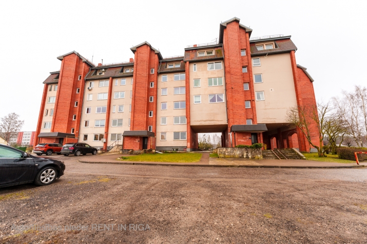 Sludinājumi. 2 stāvu dzīvoklis specprojekta ēkā pie Piņķu ūdenskrātuves.  1.stāvā plaša halle, 2 istabas, Cena: 170000 EUR Foto #1