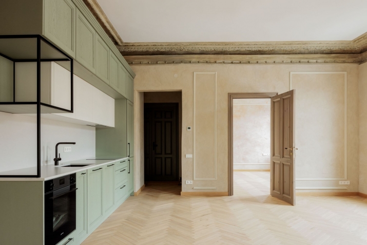 Sludinājumi. Tiek pārdots kvalitatīvi renovēts dzīvoklis klusajā centrā. Ozola parketa grīdas, kaļķa apmetums, Cena: 220000 EUR Foto #2