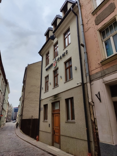 Объявление. Новый, небольшой дом в Вецриге.  Здание построено в 2017 году. В нем находится 4 квартиры, которые Цена: 1.8e+06 EUR Foto #1