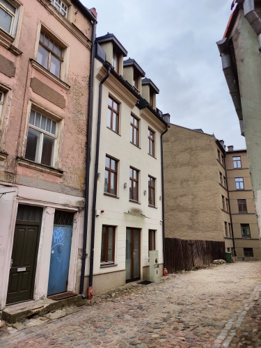 Объявление. Новый, небольшой дом в Вецриге.  Здание построено в 2017 году. В нем находится 4 квартиры, которые Цена: 1.8e+06 EUR Foto #3