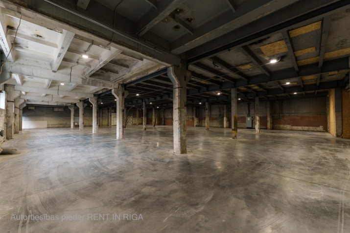 Sludinājumi. Plašas, sausas ražošanas telpas Ulriekstes ielā pie tirdzniecības ostas Rīga.  Telpas atrodas 1. Cena: 4800 EUR/mēn Foto #4