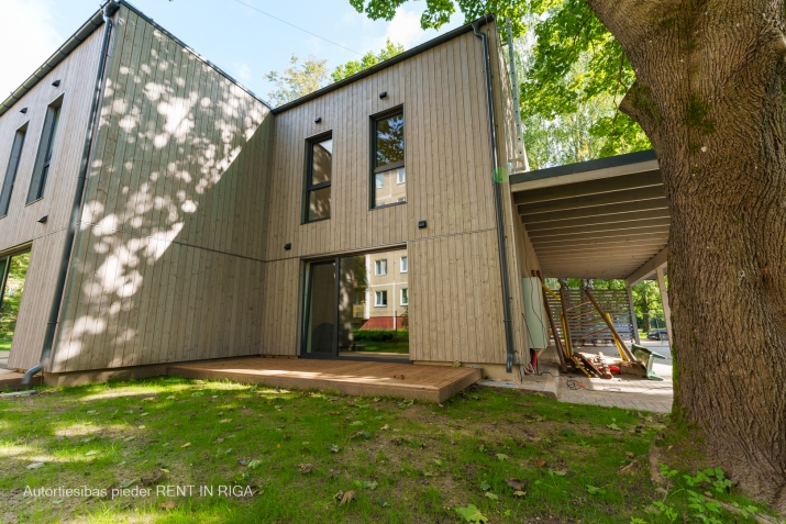 Sludinājumi. Gandrīz nulles enerģijas ēka. Ēka nodota ekplutācijā un ir pilnībā pabeigta.  4 sekciju rindu māja, Cena: 215999 EUR Foto #1