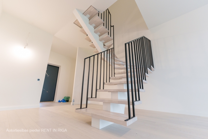 Sludinājumi. Gandrīz nulles enerģijas ēka. Ēka nodota ekplutācijā un ir pilnībā pabeigta.  4 sekciju rindu māja, Cena: 215999 EUR Foto #8